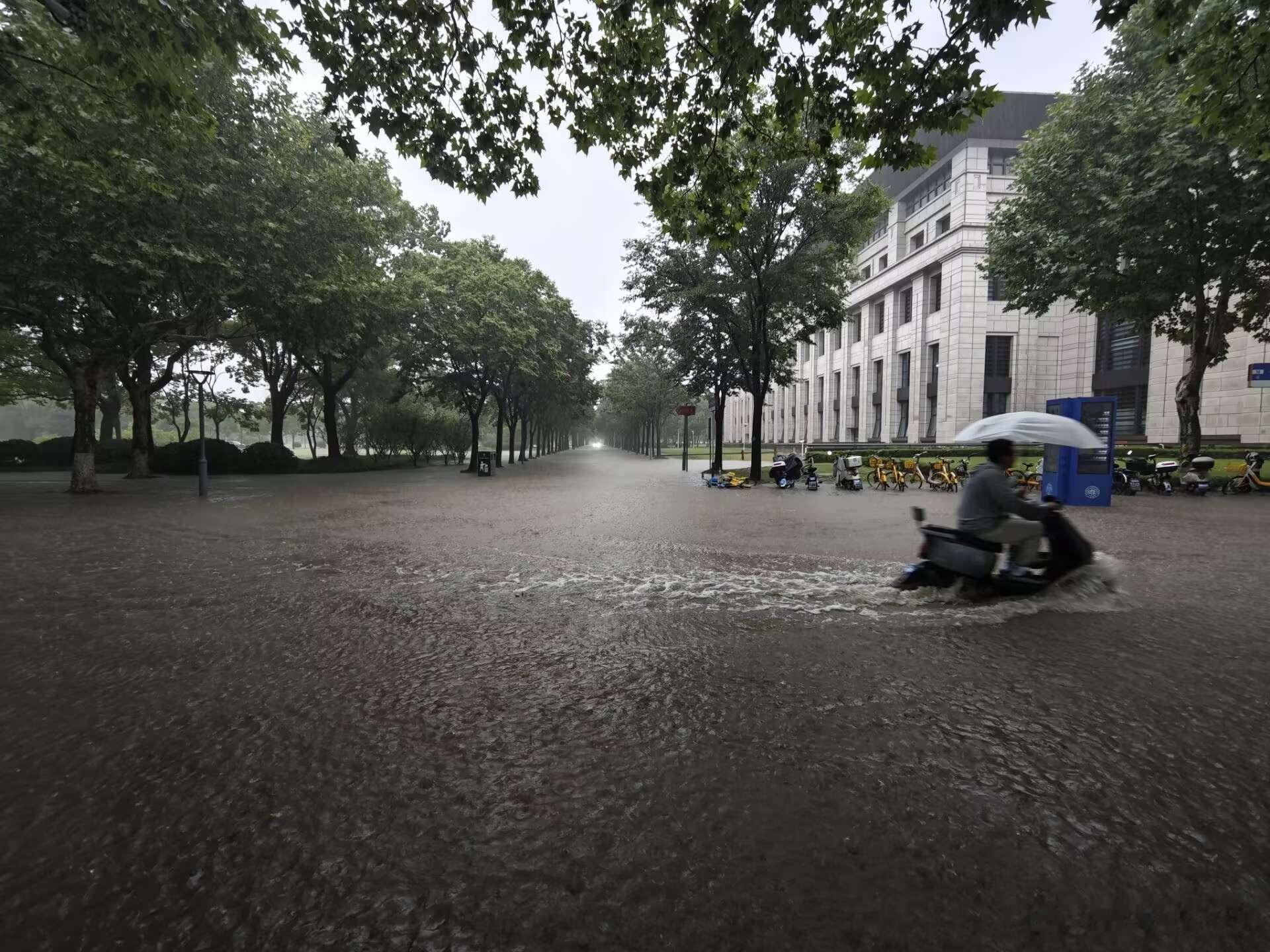 在校园看海 