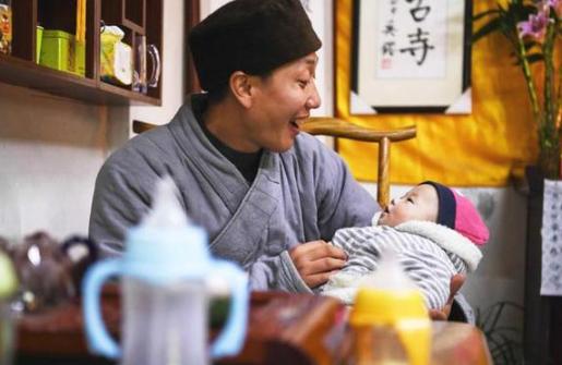 江苏南通，一和尚开着豪车，带一个16岁的孕妇去医院产检，医生问：孩子父亲是谁？孕