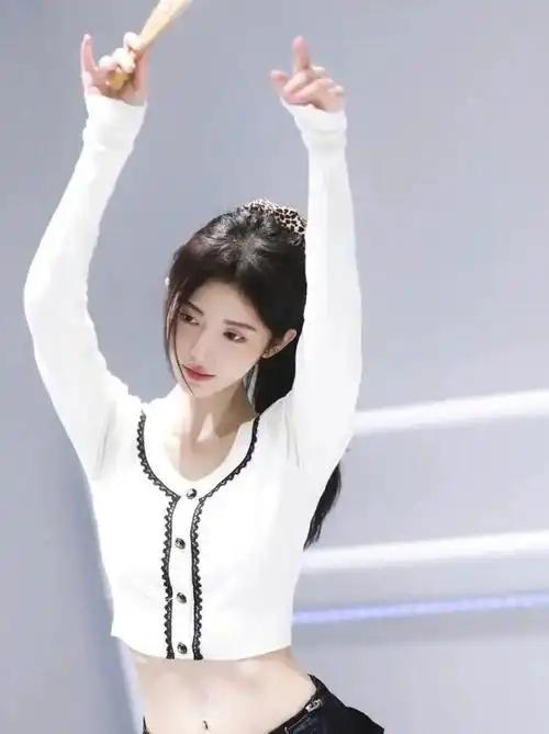 2025年11月21日，鞠婧祎在抖音平台上发布了一段chanel主题的手势舞，引