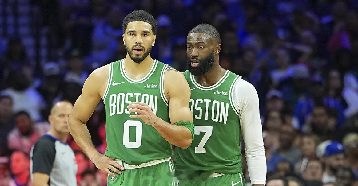 NBA知名记者比尔-西蒙斯在自己播客节目中，聊到了76人球星杰伦-布朗与老东家凯