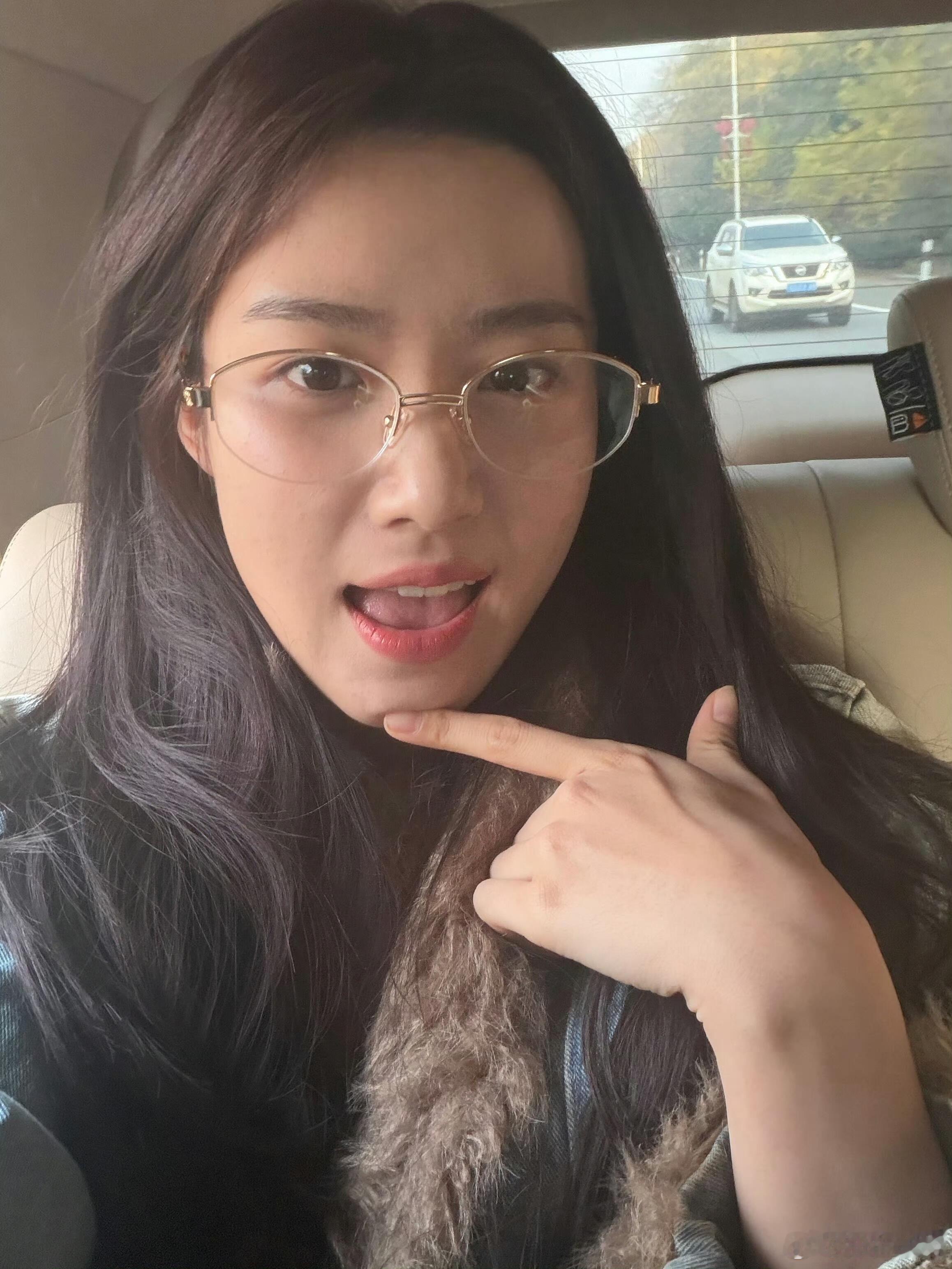 卢昱晓  金丝眼镜直接增加斯文气质氛围感卢昱晓｜ 