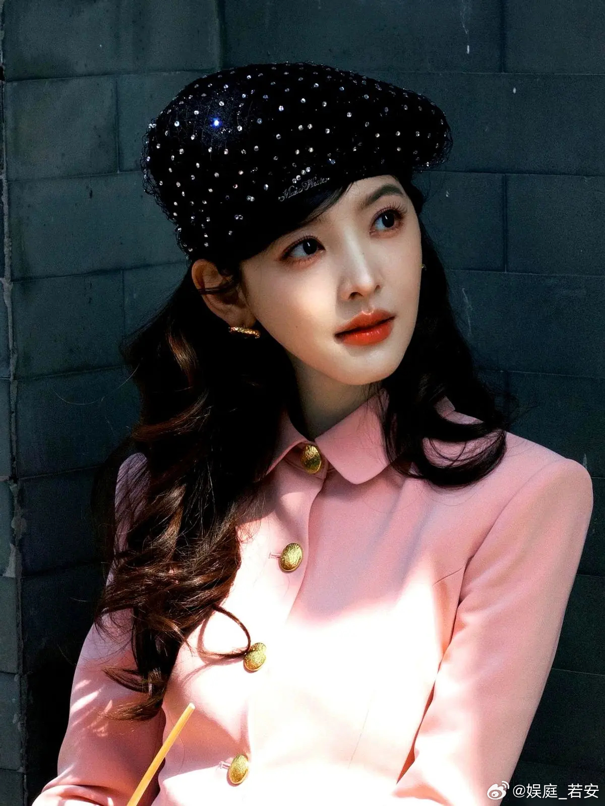 章若楠这段采访有点东西。主持人一个问题递过来，话筒几乎戳到她脸上：“你长得是好看