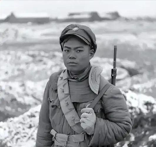 1944年6月底的一天，有一个日本班长因为在战场上被刺伤手，被押送参加运粮。在离