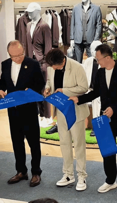没想到李乃文这么不注意场合！

前两天，李乃文应邀参加一个店铺还是公司的开业剪彩