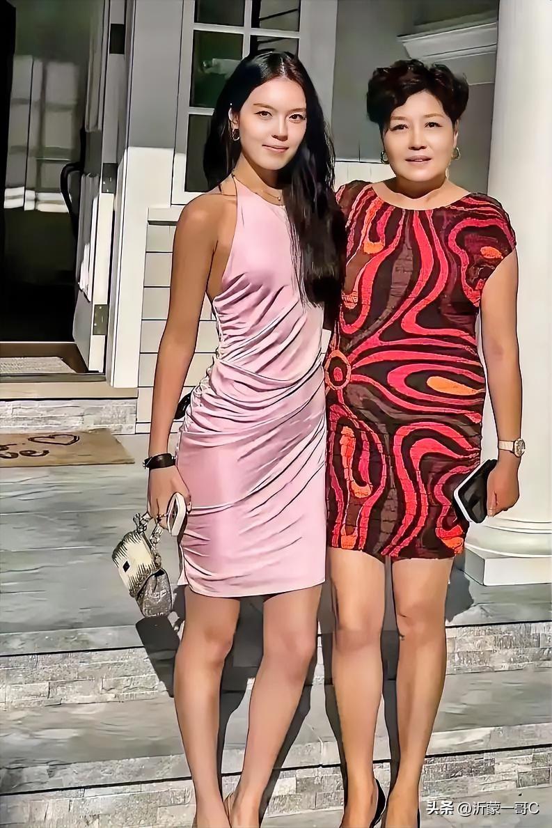 下面照片是前央视主持人李咏的遗孀哈文和女儿吧！听说好像定居美国了吧？这个女人不平
