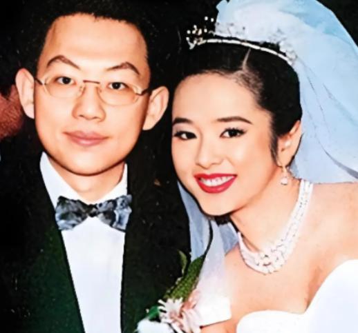 1995年，叶蕴仪拒绝了苦追她三年的林志颖，转身嫁给了千亿富豪的陈柏浩，婚后的第