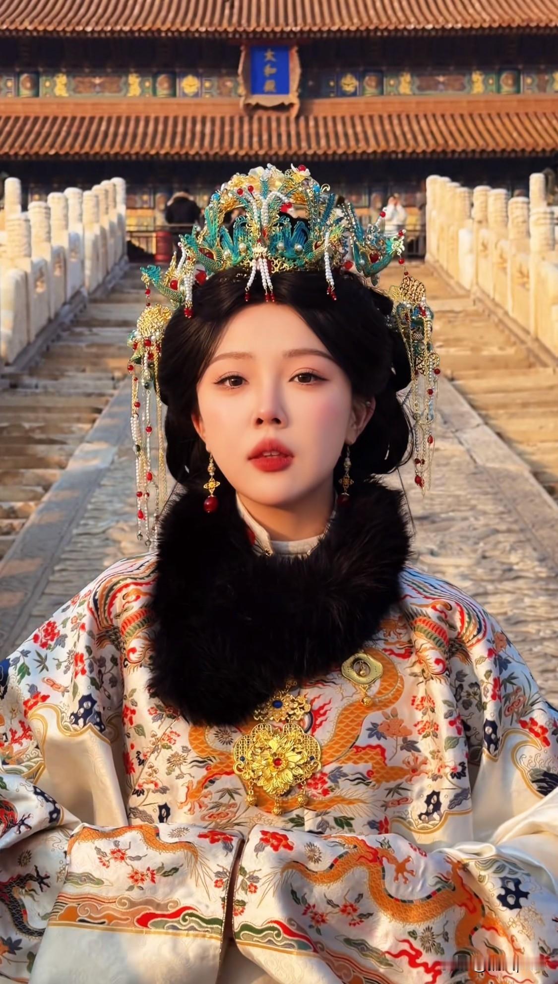 网友复刻明朝皇后服饰。明朝天启皇帝的皇后张嫣大概也是如此美丽。张嫣皇后号称是明朝