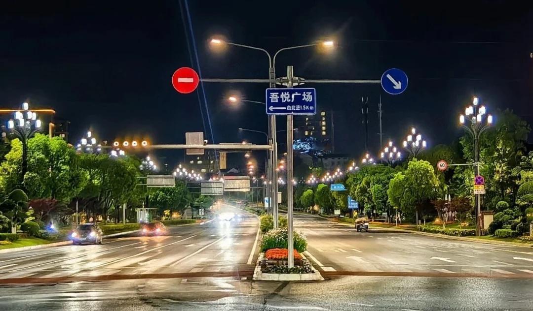玉兰灯一开，衢州真的更“靓”了！
刷到衢州最近的夜景了吗🌃
迎宾大道、智慧大道