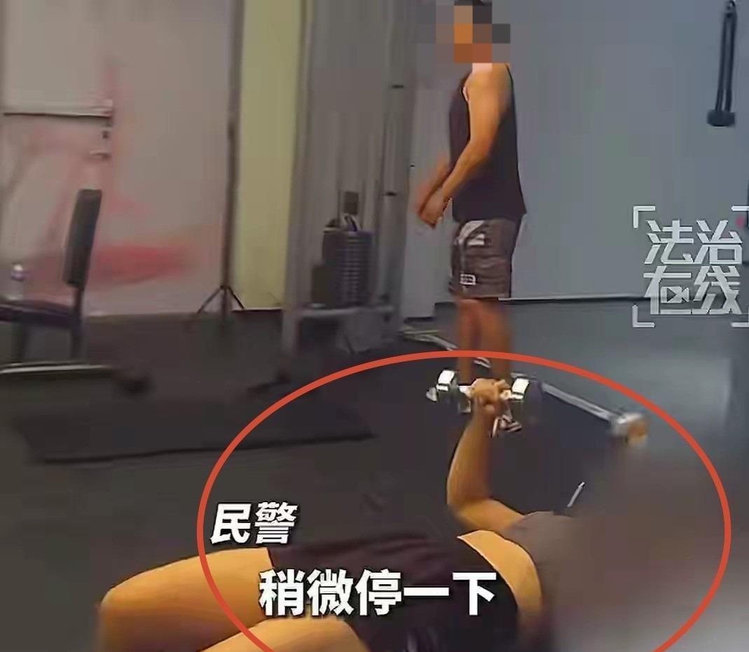 四年调包一千多次，骗了将近九十万，被抓的时候还在健身房淡定撸铁。

衣柜里堆满新