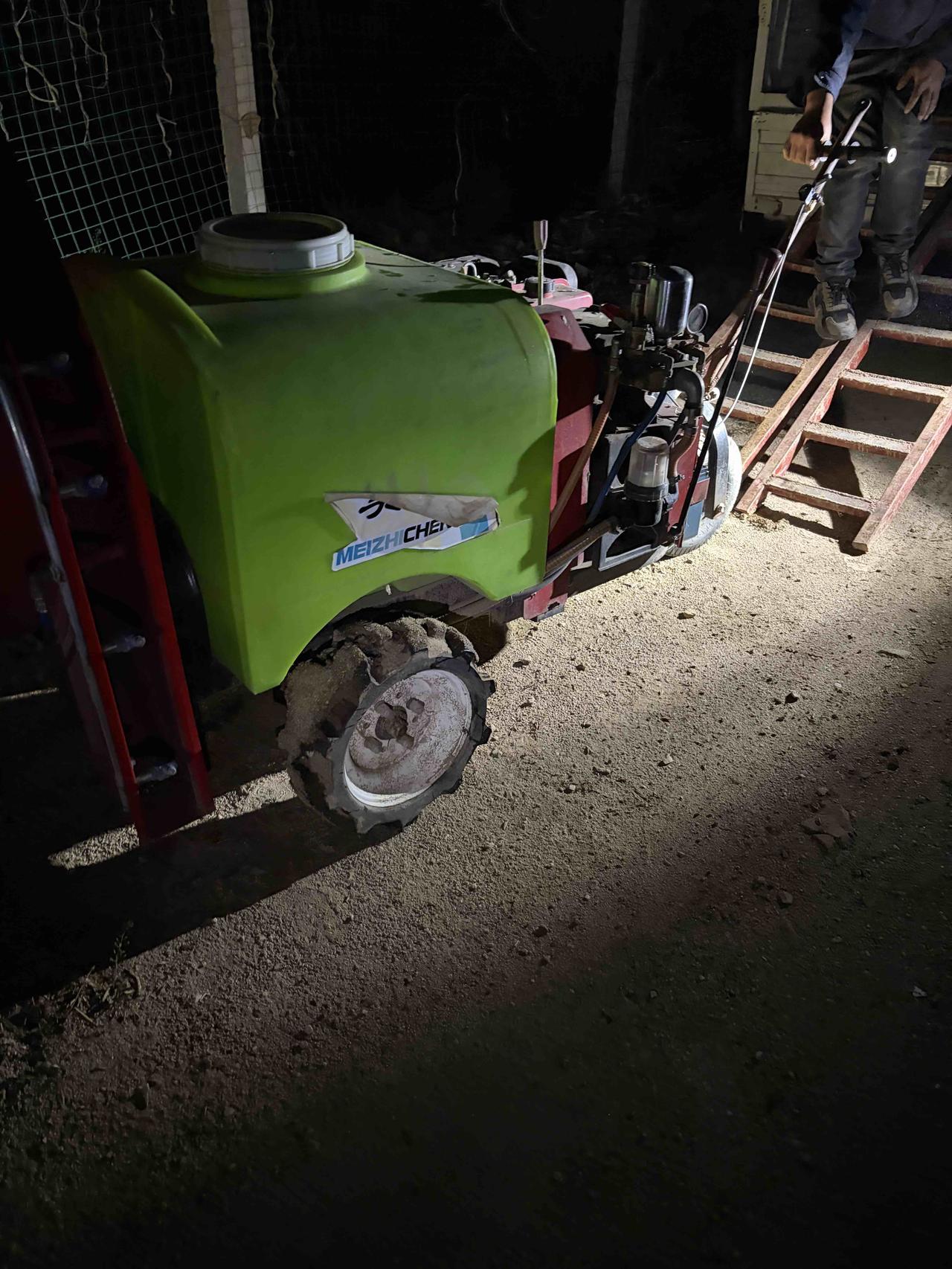 曾经踌躇满志的桃园农场主，当年六千买柴油打药机，昨晚找到一个种葡萄的，2500卖