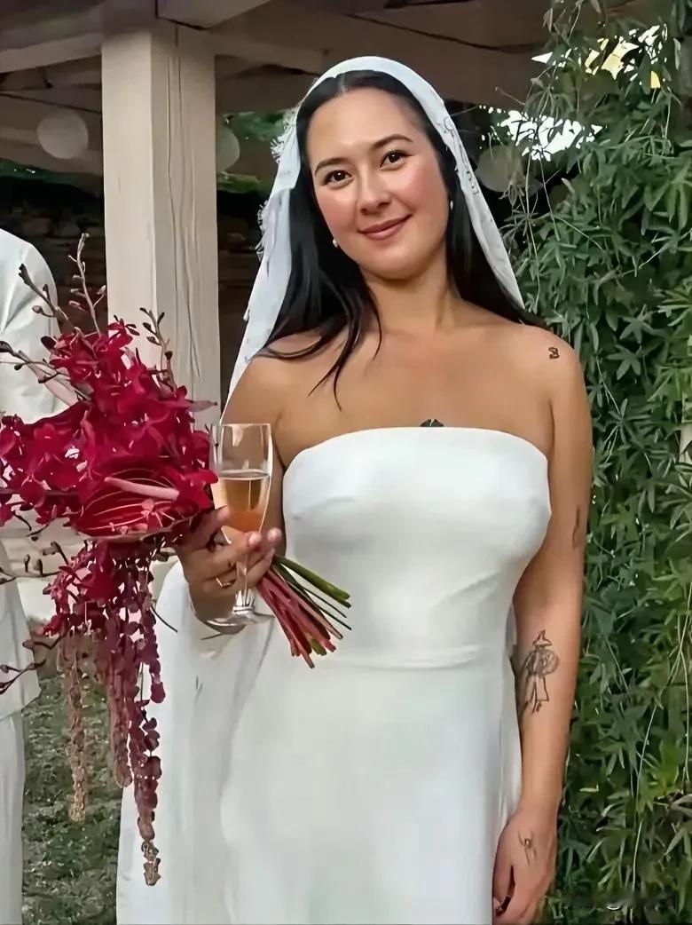 姜文“被女婿狠狠打脸”了。

原因是:姜文曾公开称赞女儿姜一郎为“世界第一美女”