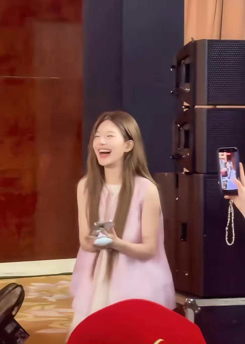 她的笑真的好甜。
