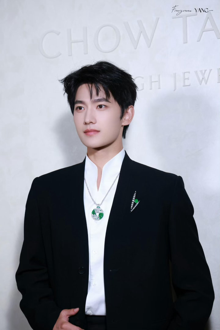 杨洋线下帅成这样了杨洋生图和精修有什么区别线下偶遇杨洋的路人原图全是颜值暴击，无