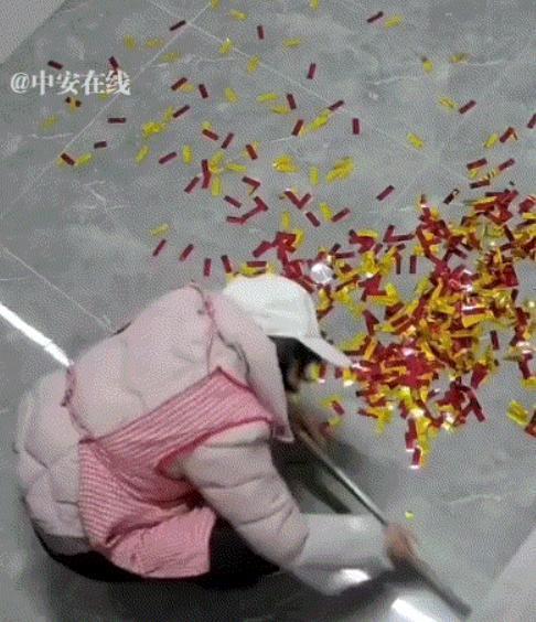 上海，一男子这天乔迁新居，期间为了讨彩头便在新居门口放了彩带庆祝，但因为忙于招待