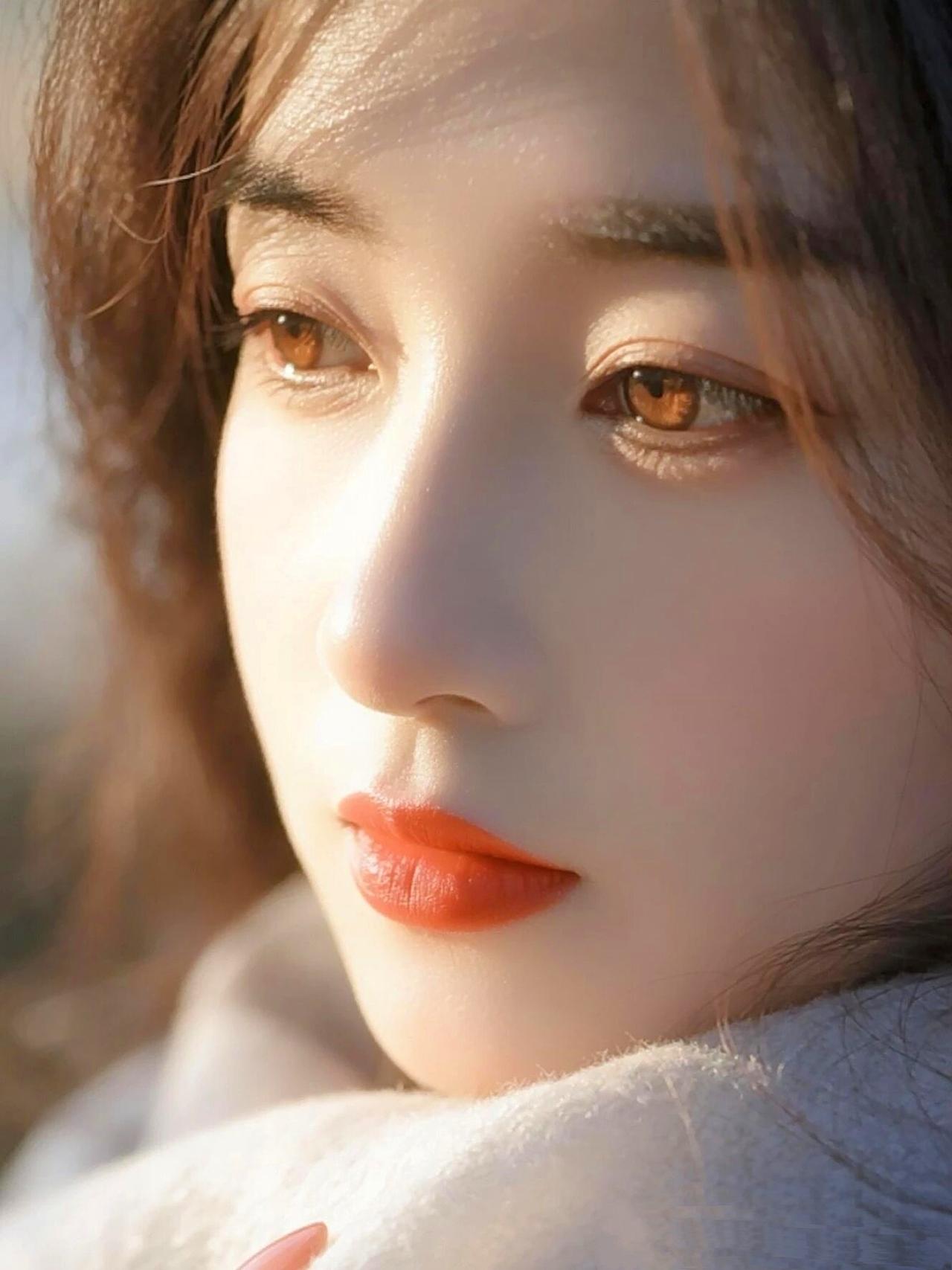 阳光下的温柔瞬间，红唇轻启，岁月静好。你心中的美女啥模样