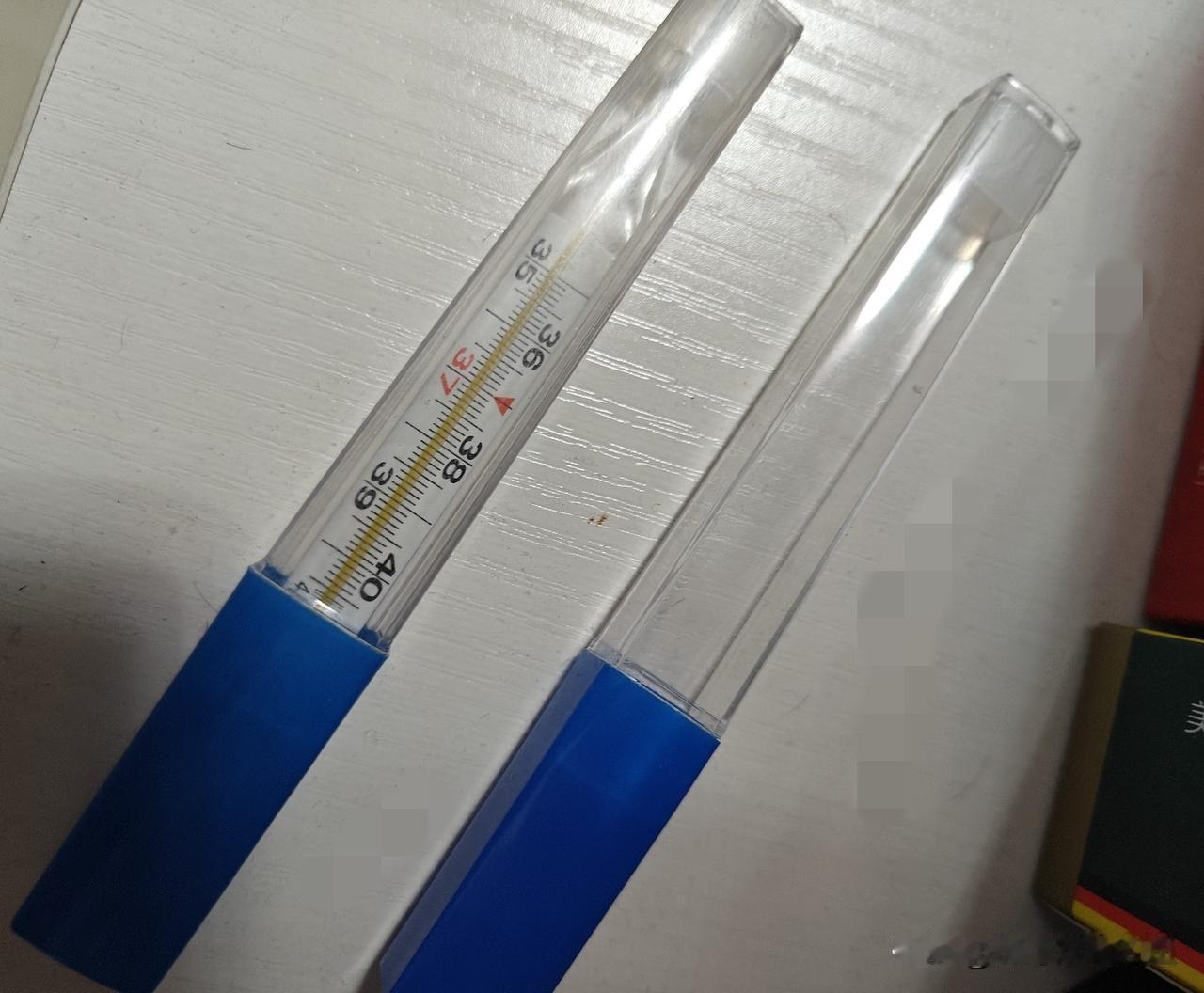 水银温度计摔地上了怎么办？
家里卧室，女儿早上翻东西，不小心把一只水银温度计摔了