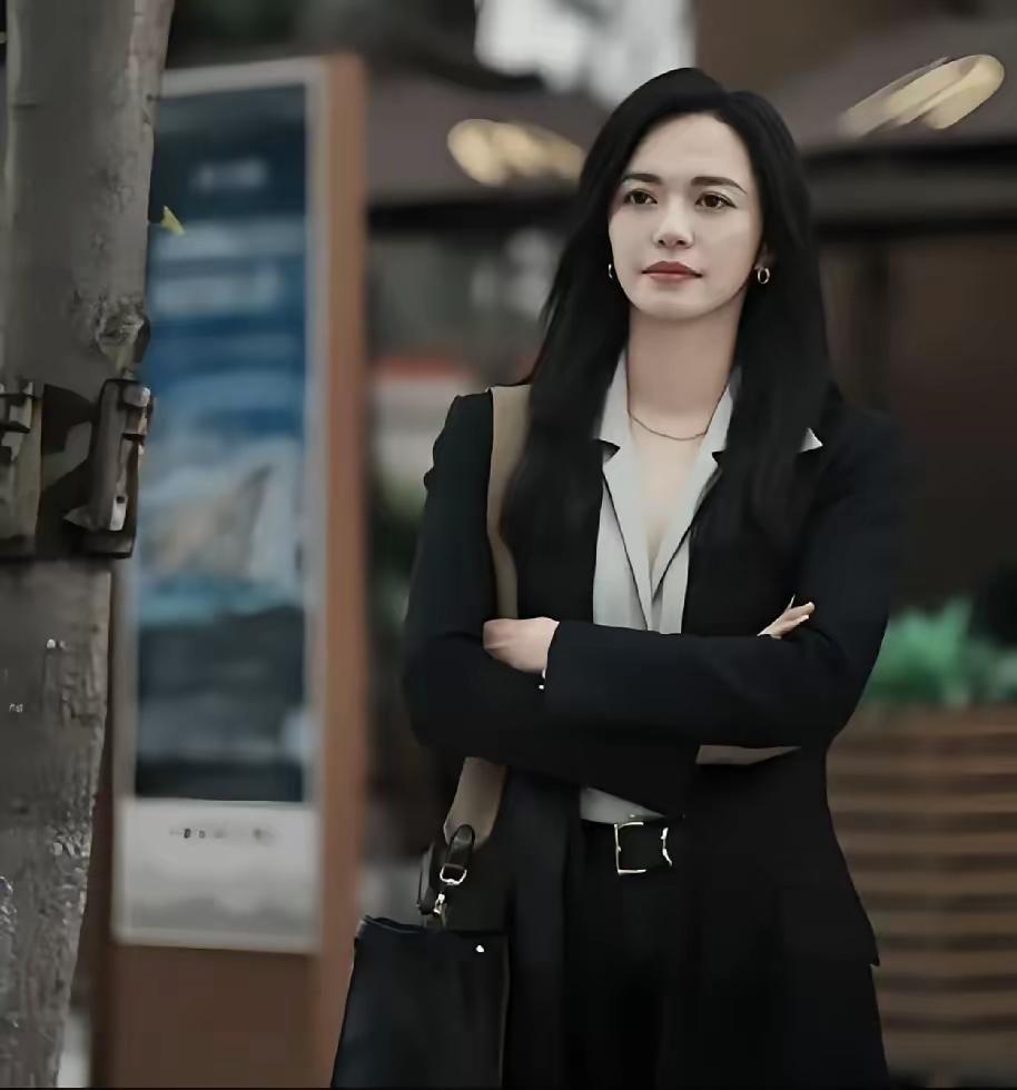 记得她早年上节目自嘲“嘴大吃四方”，笑得爽朗，眼里却有股倔劲儿。《武林外传》一火