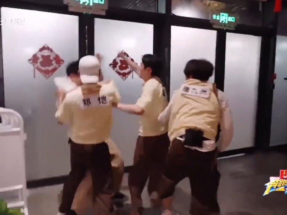 白鹿范丞丞陈立农看李晨被围攻白鹿范丞丞看李晨被围攻 李晨被众人围攻陷入困境，白鹿