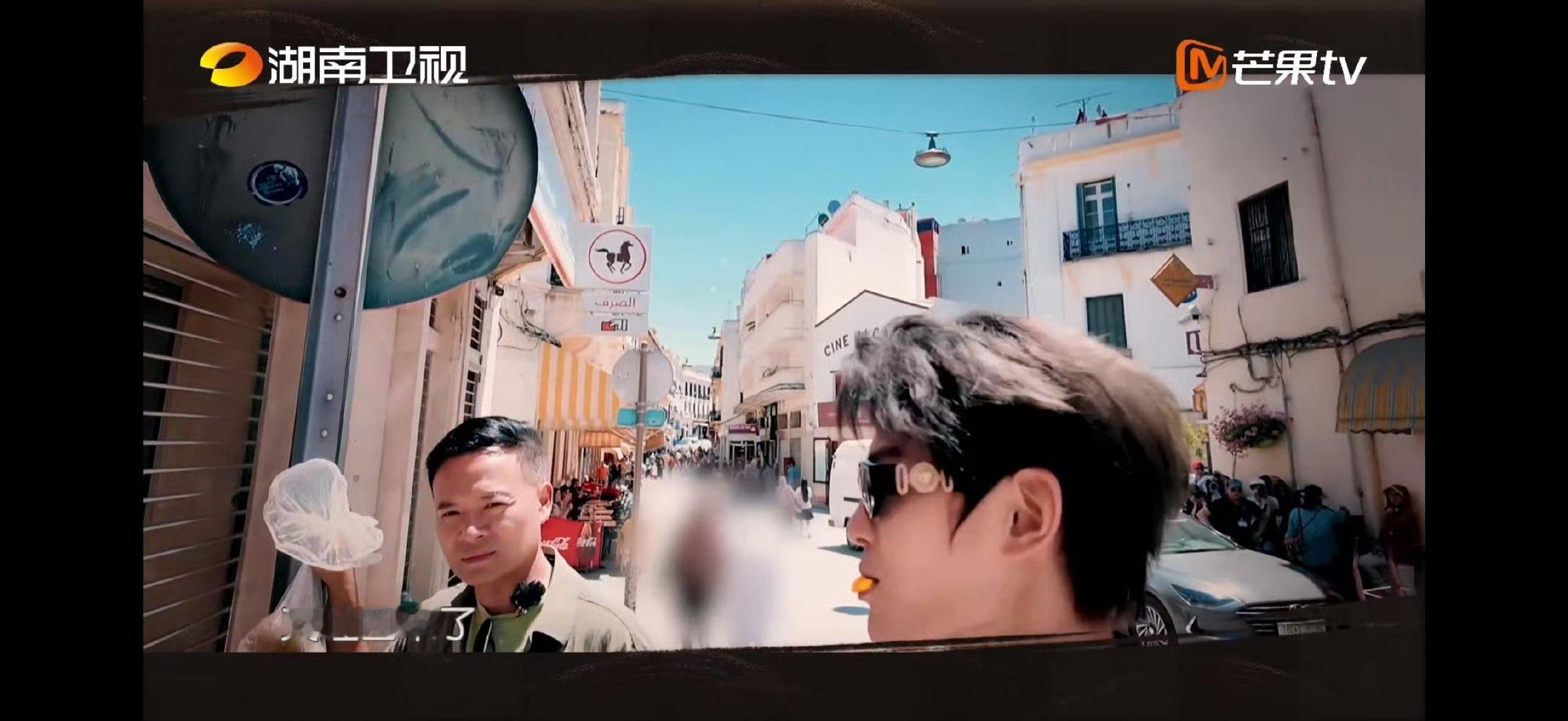 丁禹兮cos裘千尺中餐厅丁禹兮含枣核秒变裘千尺，中餐厅武侠魂炸裂，这波cos我给