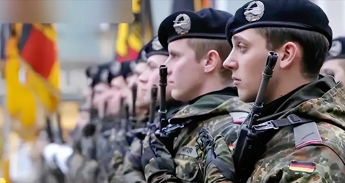 最近欧洲有个事儿挺有意思，德国正砸大钱扩充军队，这可把邻居法国给急坏了，外媒都报