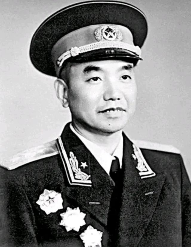 1955年，解放军开始实行军衔制度，拟授萧克上将军衔，位居上将之首。
     