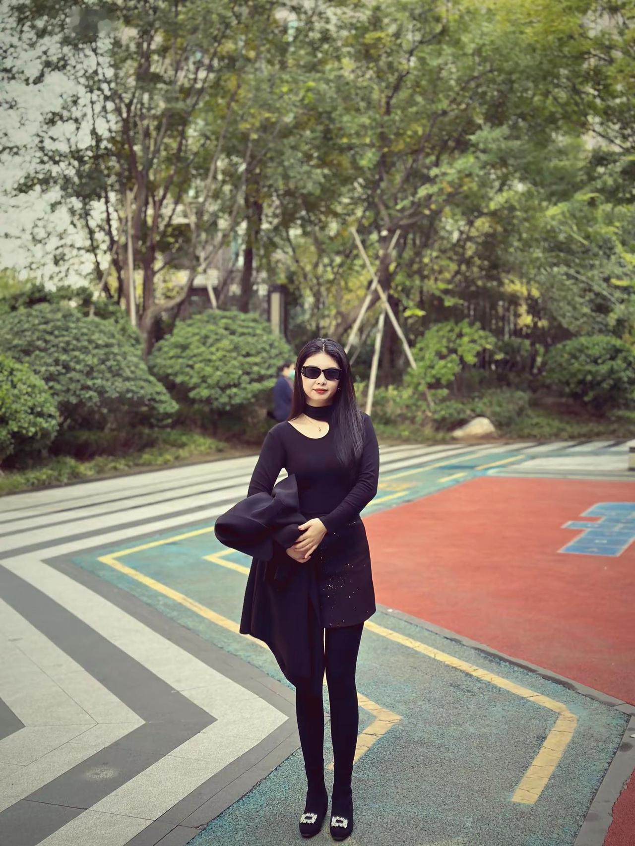 女人一身黑 到哪都OK