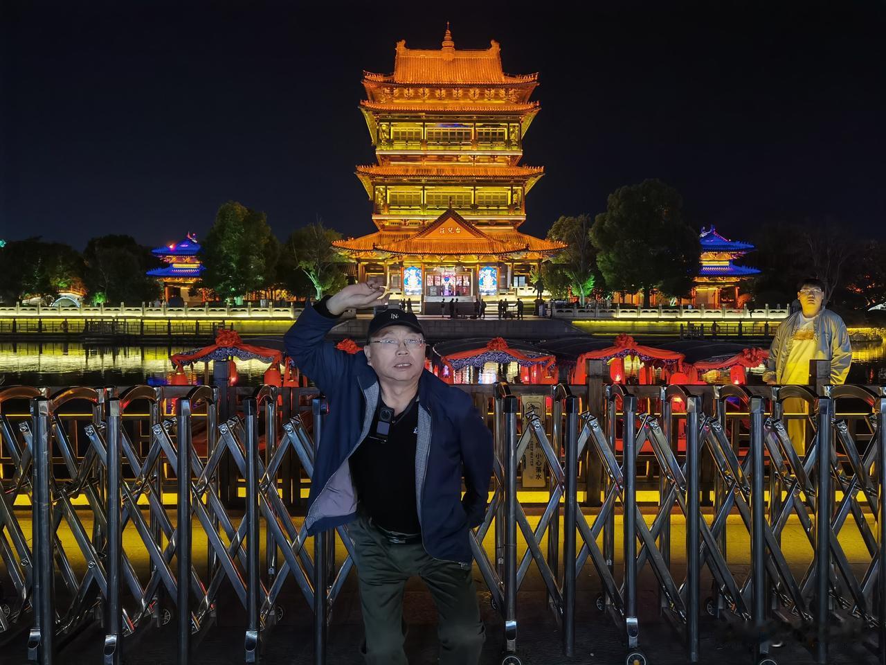 台儿庄古城格外让人难忘。
一是入夜后灯火璀璨，打铁花表演极具冲击力，看得人满心震