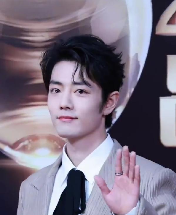 肖战上场前，至少五个媒体偷偷吃金嗓子
最近娱乐圈的名场面又增加了，肖战上场前的一