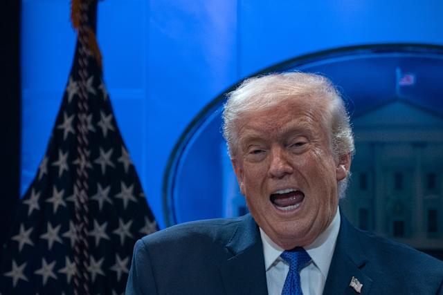 据中东眼媒体报道，就在特朗普重返政坛舆论中心的第48小时，一向行事强硬的伊朗议会