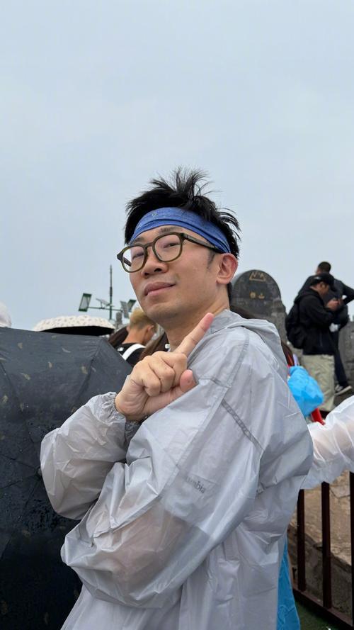 杨迪徒步攀登五台山，中途被登山网友偶遇。看到路人打招呼，他立刻停下脚步，主动站好