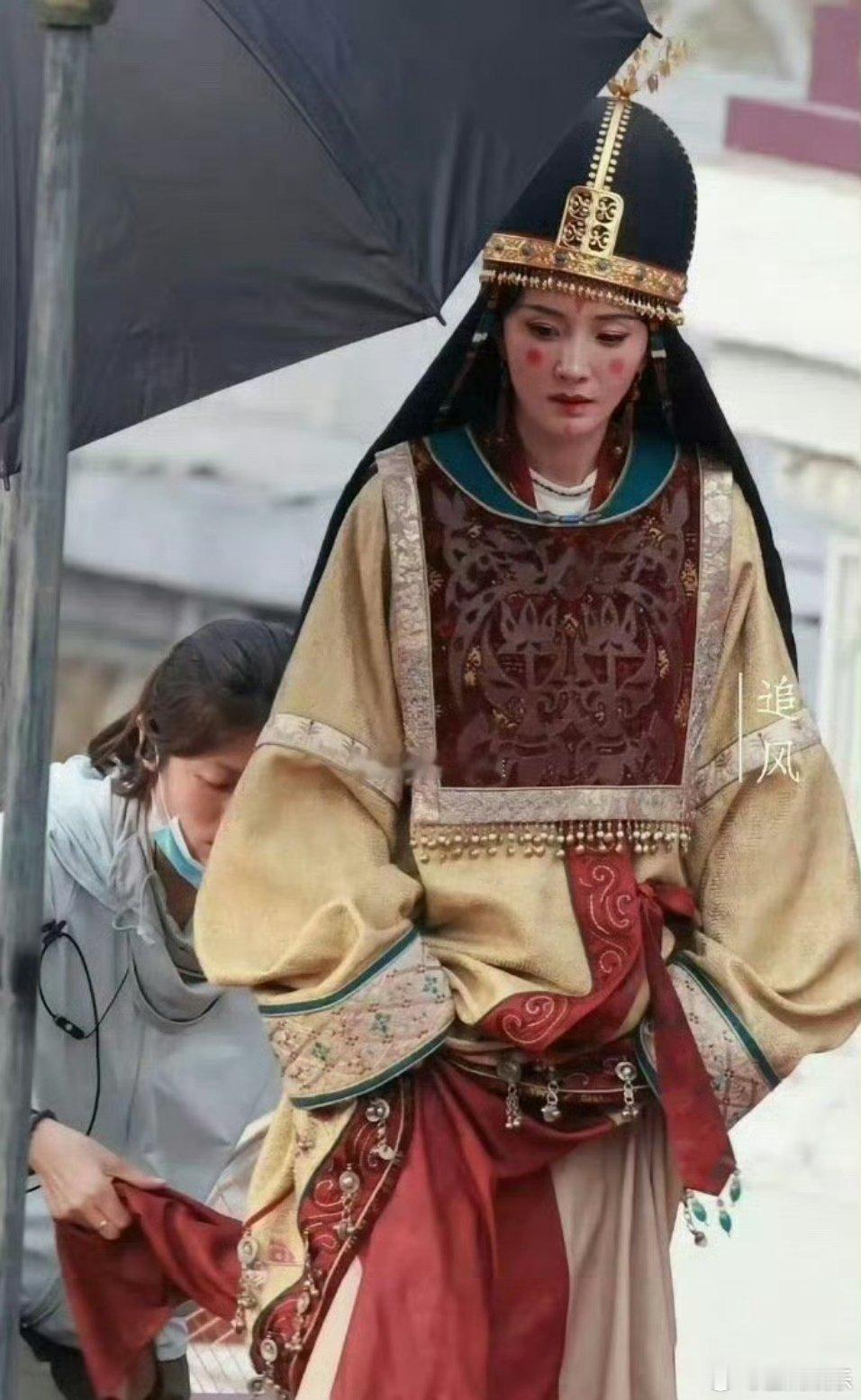 杨幂这妆造真的好诡异 ​​​
