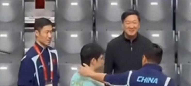 林诗栋逆转林昀儒后，国乒教练们都很开心，体育总局局长高志凯也来祝贺了👍！
感觉