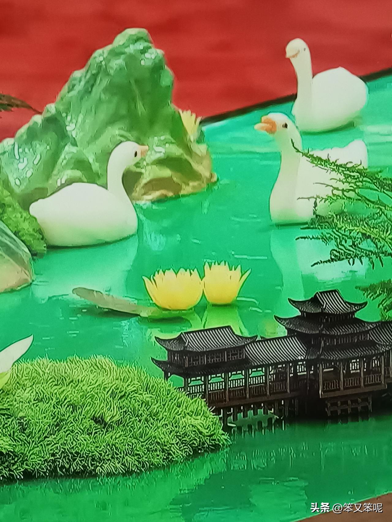 大鹅和金色并蒂莲，匠心独运，不知道普京看懂了吗？
欢迎普京宴会上，主餐桌上雕花金
