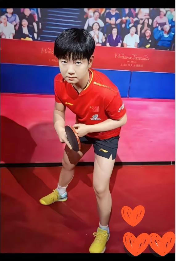 7月13日，孙颖莎的首尊蜡像入驻上海杜莎夫人蜡像馆。
揭幕仪式十分热闹，现场还设