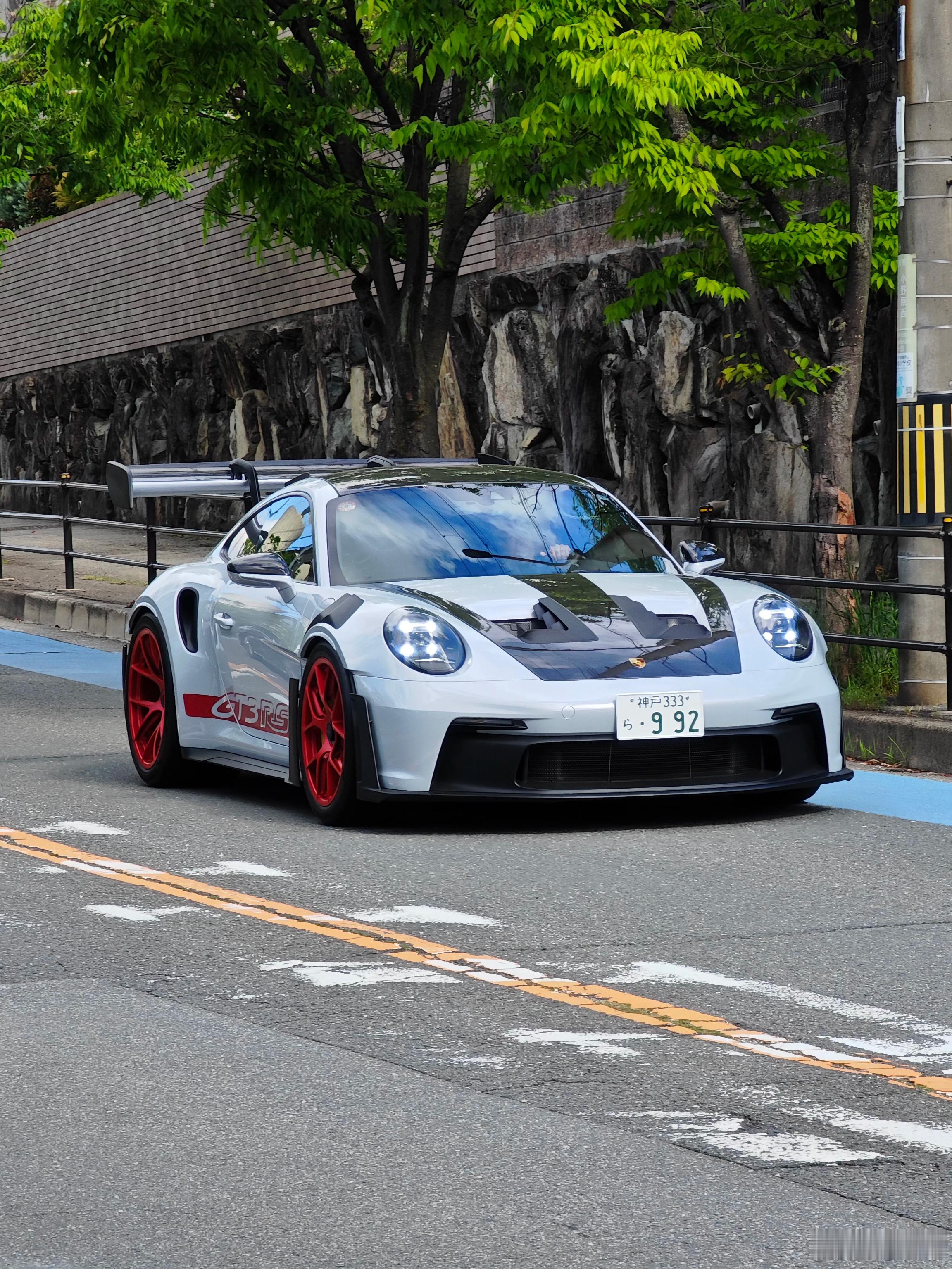 型车街拍 偶遇野生992 GT3 RS，还是新老两代同时出现，果然大佬都跟大佬一
