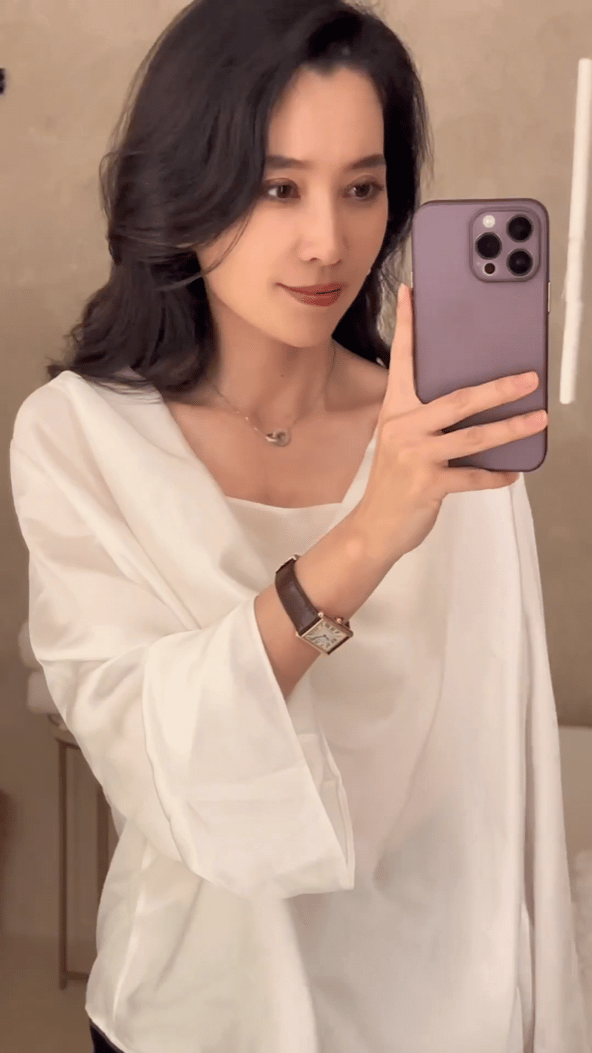 姜文这样形容中年：中年是个卖笑的年龄，既要讨得老人的欢心。也要做好儿女的榜样，还