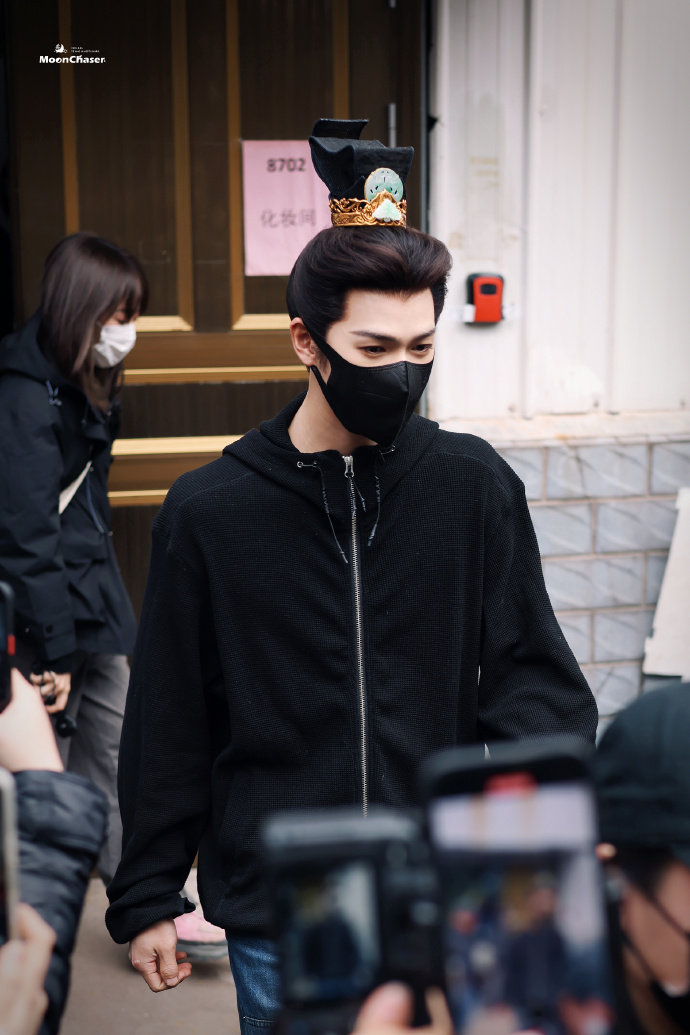 李昀锐的归良辰妆造 李昀锐宇文良时初次见面 李昀锐宇文良时初次见面，李昀锐的归良