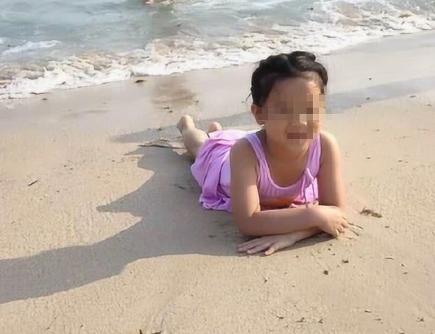 琼海，6岁的小宣，因父母分手，母亲没付抚养费，无奈把母亲告上法庭。

据悉，小宣