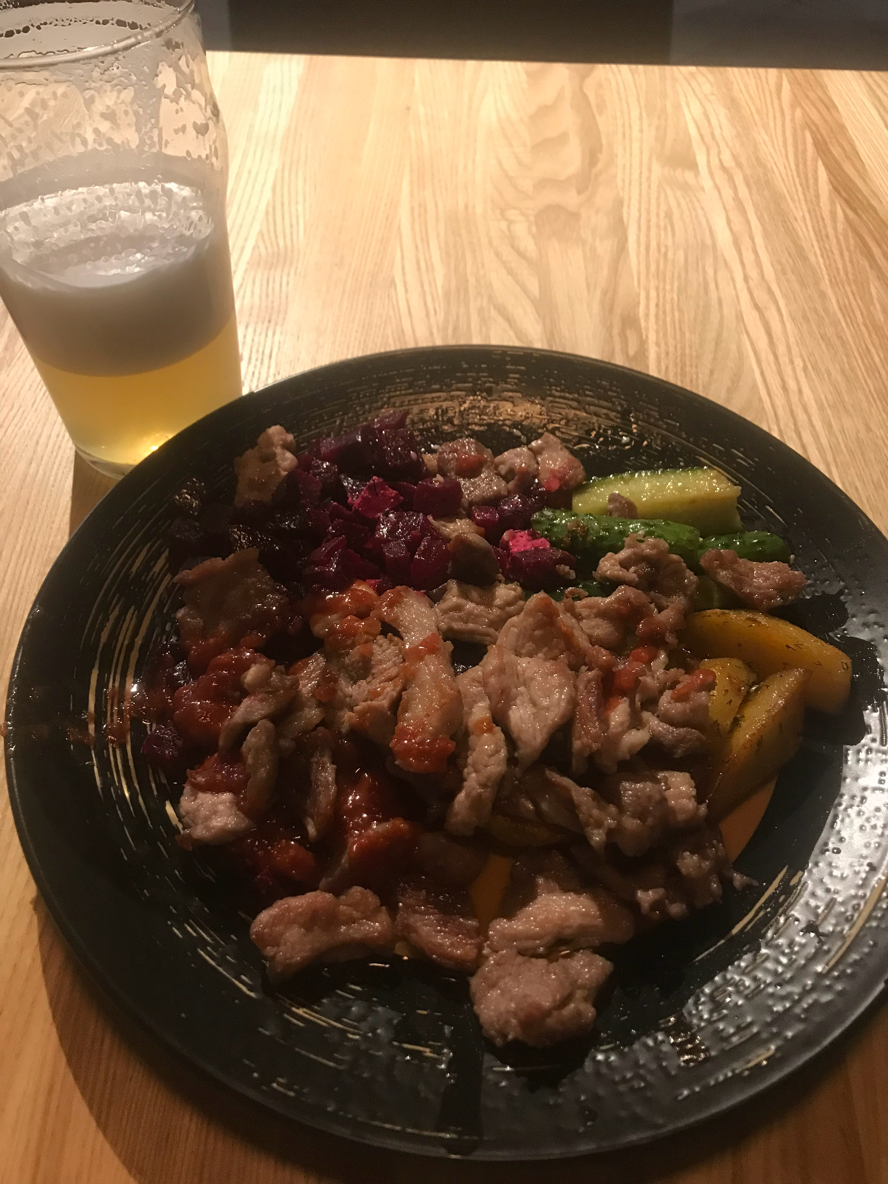 今日晚餐，我们餐厅的黄瓜甜菜土豆，外加我自己做的炒肉 乌克兰·基辅