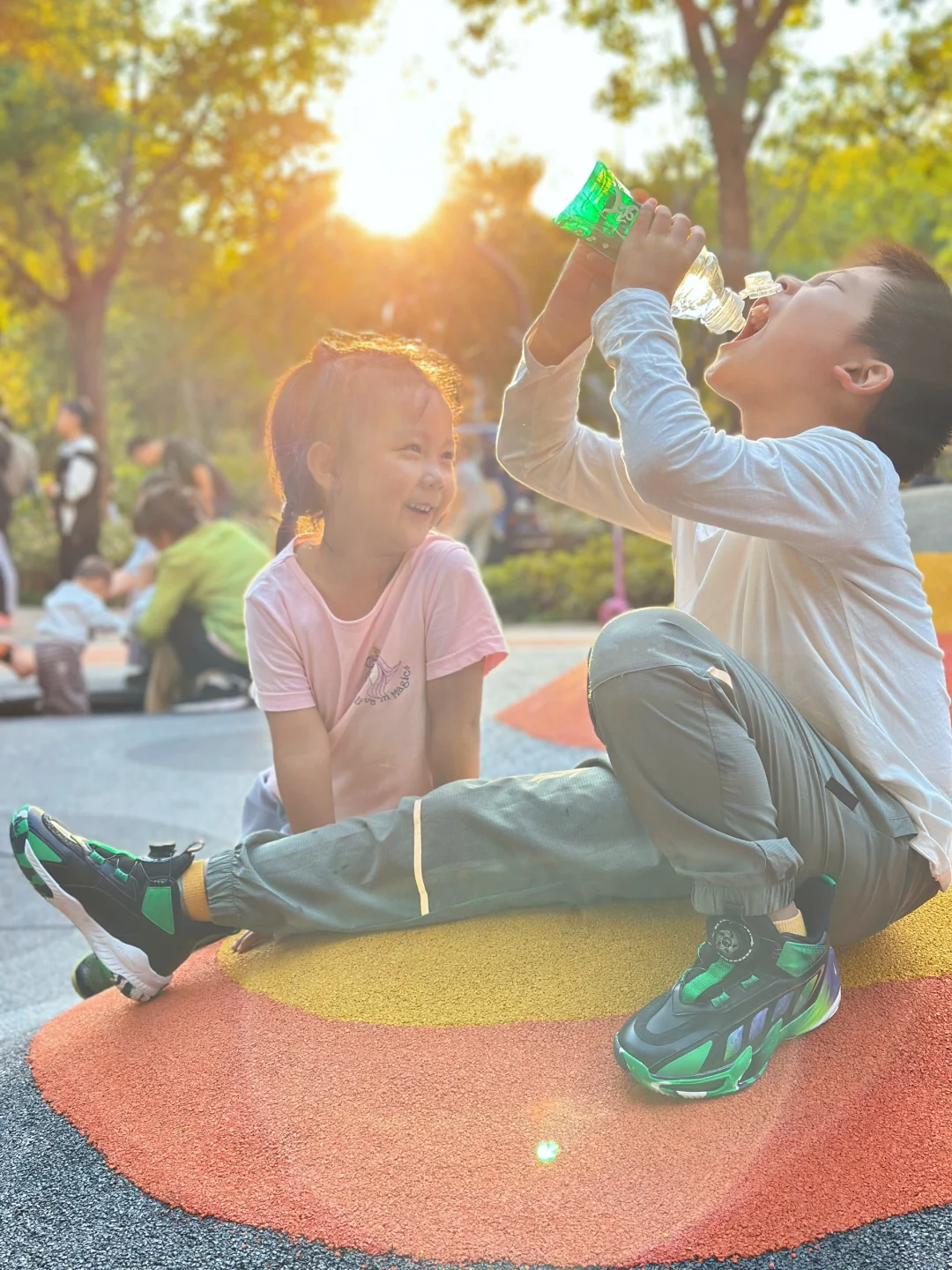 你好秋天，生在阳光下的快乐男孩