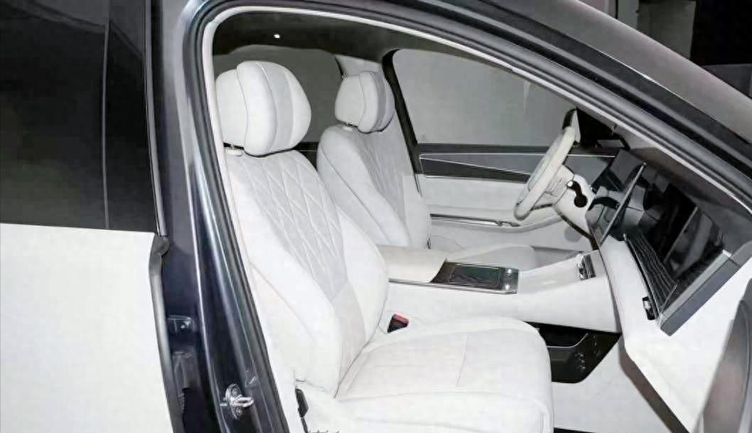 本以为比亚迪大唐要凉了，结果4月初实车悄悄到店了。

3月5日比亚迪开了场技术发