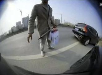 现场表演劫匪过于逼真，不知情司机受惊报警致骗局败露，滨州男子为私吞50万诈骗赃款