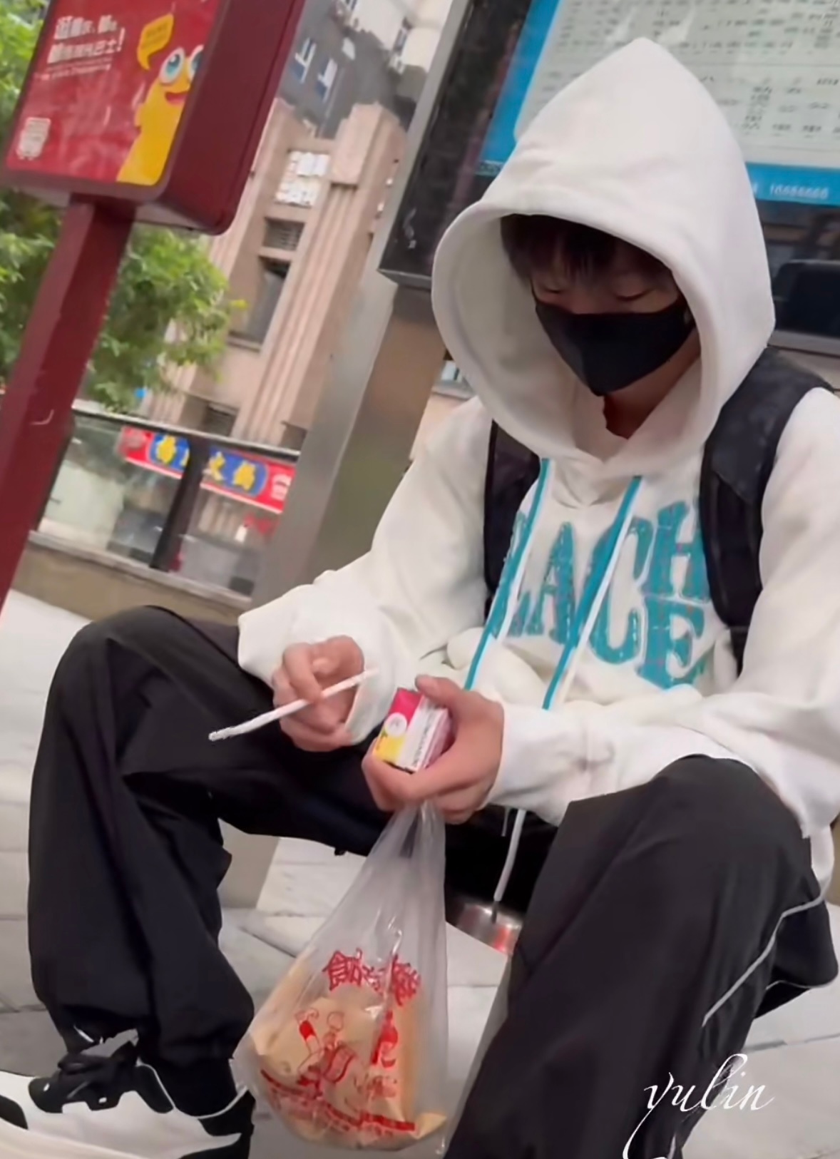 李煜东  有一个讨论李煜东到底是什么性格的帖子下面，我看到了一条让我印象很深刻的