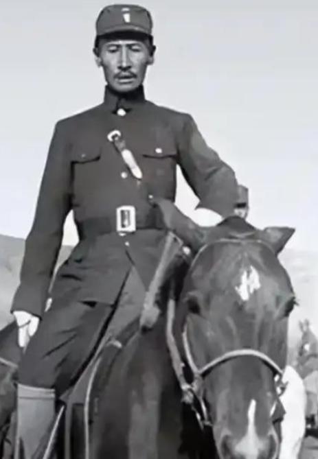 1932 年，马占山突然宣布投降日寇，举国哗然骂声四起。可到了受降仪式，他却借口