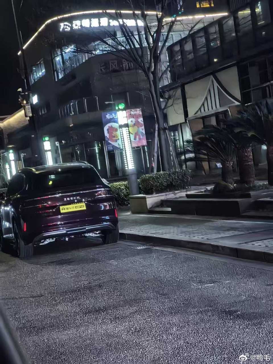 极氪8X无伪装就这么水灵灵的出街了？等等，屁股怎么还挂着「懂车帝·独家片场」的车