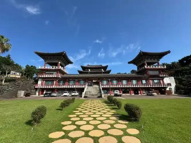 药泉寺，位于韩国济州岛西归浦市大浦洞，是济州岛上的一座著名佛教寺庙，也是韩国规模