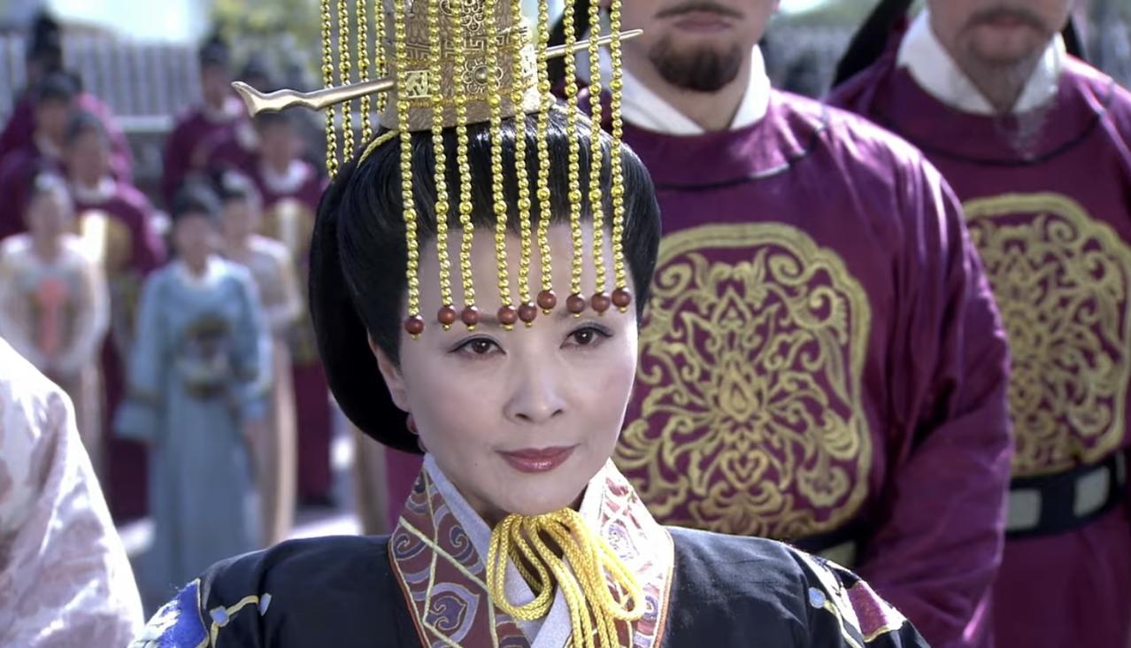 贞观二十三年五月，长安感业寺。一个名叫武媚的尼姑，对着条石榴裙掉了一整天泪。
