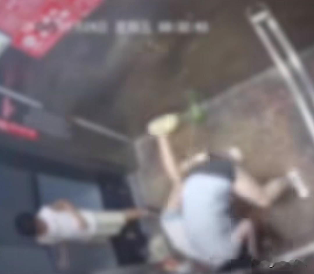 小孩挡电梯门，我顶多翻个白眼。大人挡完还动手，打完还打输，我直接笑出声。

不是