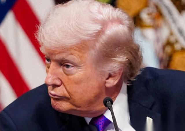 华盛顿那边刚传来消息，特朗普周五在“真相社交”上发话了。
这回嗓门挺大，直接勒令