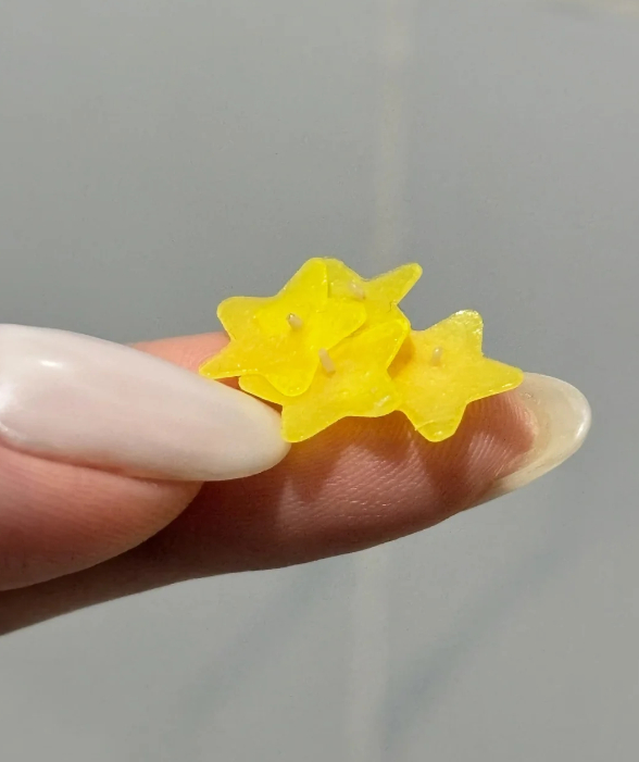 不建议出门的时候贴星星痘痘贴真的，别贴！因为你一贴上，就会——走在路上被路人问链